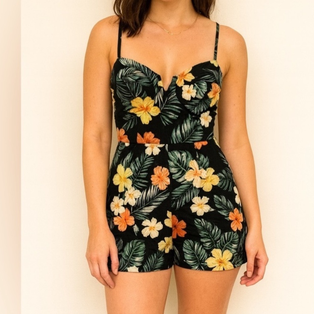 Wild Fable Tropical Floral Romper Size Small‎